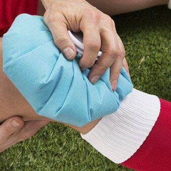 Il freddo può aiutare ad alleviare il dolore al ginocchio dopo un infortunio