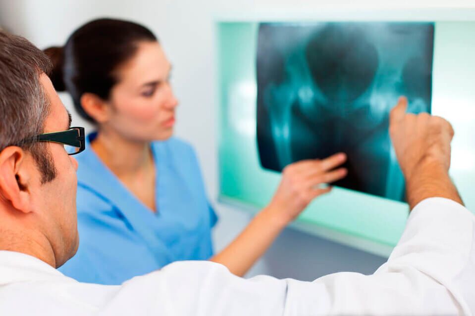 Un reumatologo o traumatologo diagnostica il dolore all'articolazione dell'anca. 