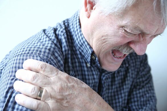 Dolore alla spalla in un uomo anziano con diagnosi di artrosi dell'articolazione della spalla